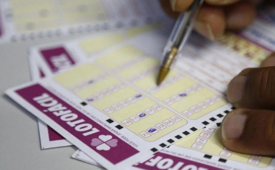 Foto de uma mão preenchendo bilhetes da Lotofácil, em referência ao resultado do sorteio 3668.