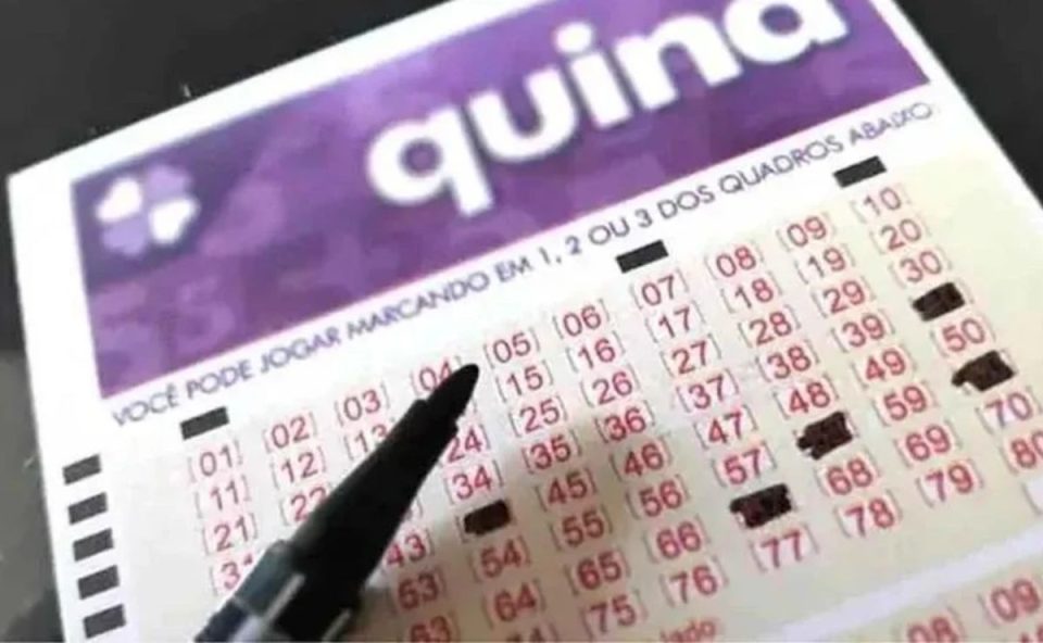 Mão preenchendo volante da Quina 7009