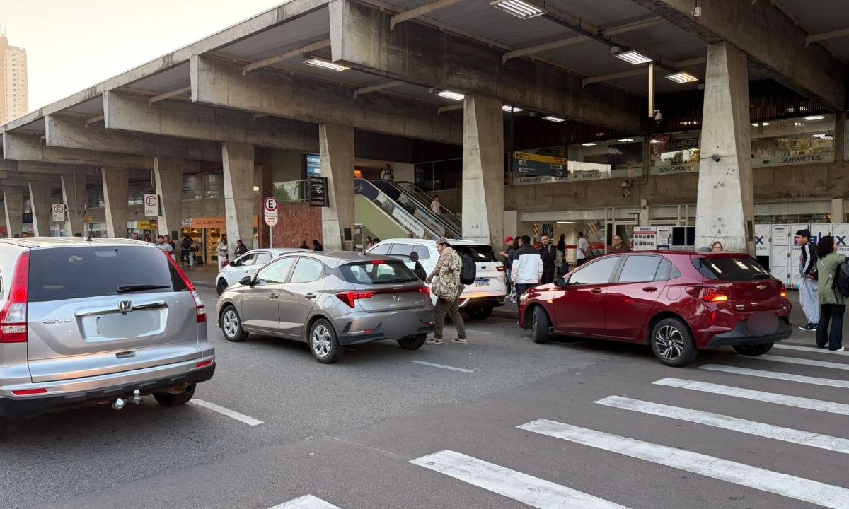 Foto mostra movimentação no feriado da Semana Santa na Rodoviária de Curitiba