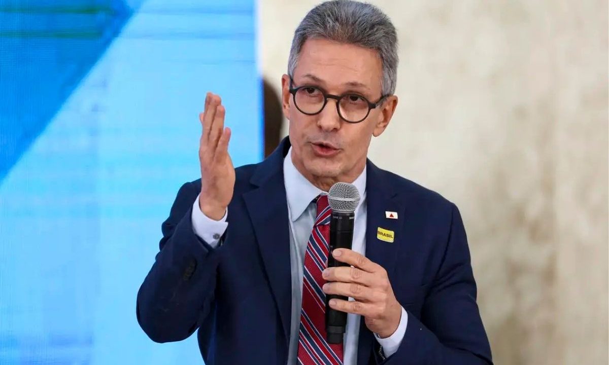 Romeu Zema critica STF após inclusão em inquérito das fake news e faz duras declarações contra ministros. A imagem mostra Romeu Zema com o microfone na mão.