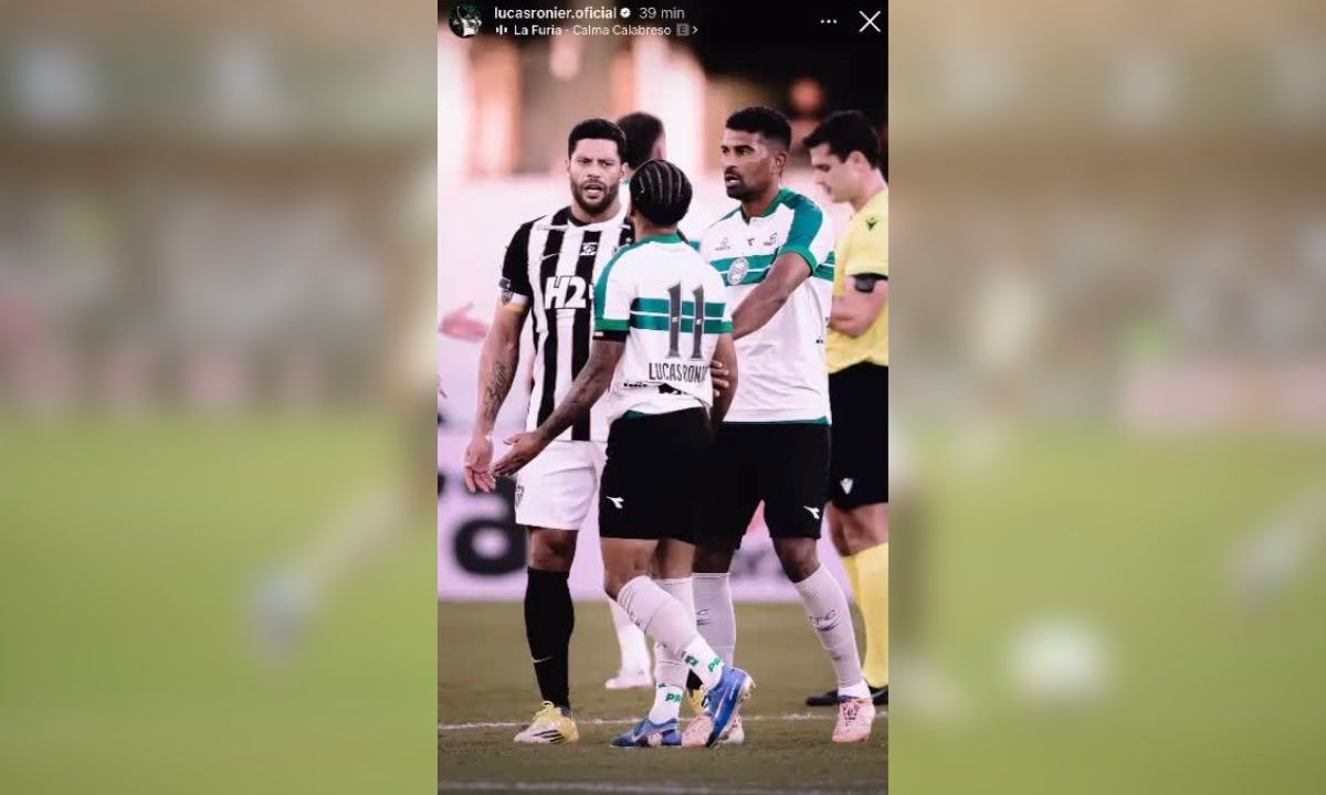 Lucas Ronier encara Hulk em campo e publica story provocando após vitória do Coritiba sobre o Atlético-MG