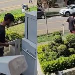 Homem retira estrutura metálica de elevador em frente a condomínio no Centro de Curitiba e deixa o local a pé.