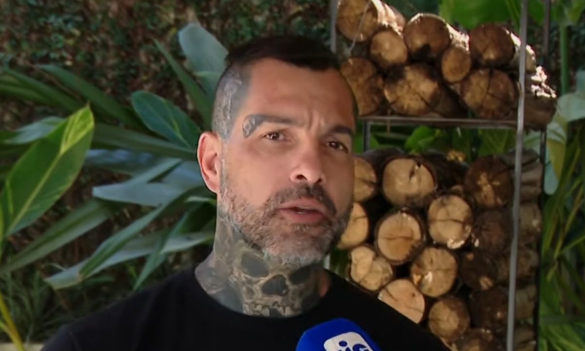 Imagem mostra "Sancho Loko" dando entrevista e alegando que sofreu perseguição em prisão.