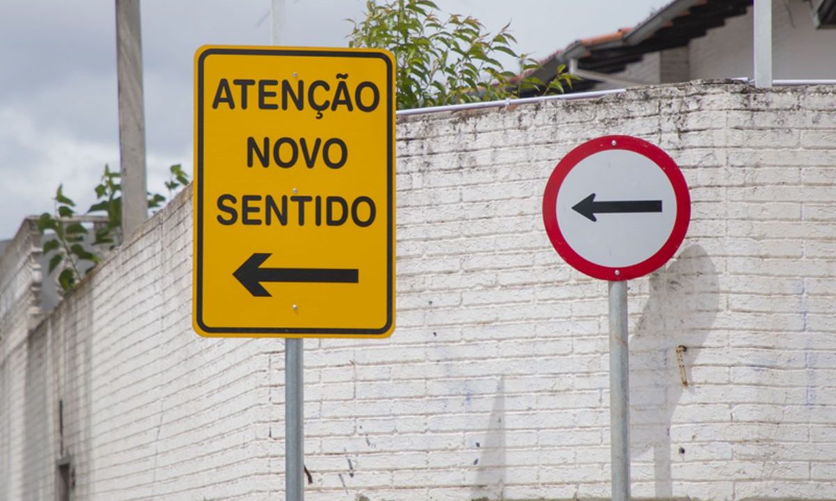 Placa de novo sentido instalada no Santa Quitéria