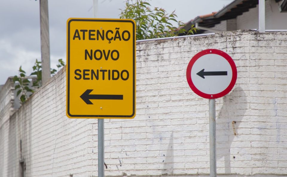 Placa de novo sentido instalada no Santa Quitéria