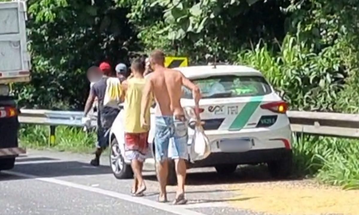 Imagem mostra homens suspeito de realizar saque em caminhão envolvido em acidente na BR-277.