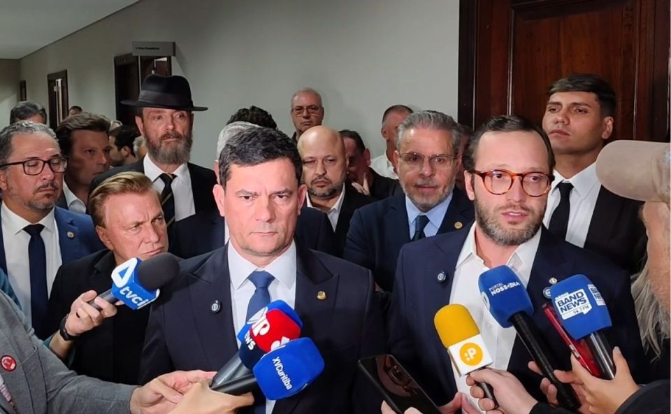 Sergio Moro, durante coletiva, diz que Ratinho Junior não adversário do PL-PR; A imagem mostra Sergio Moro durante coletiva, ao lado de Filipe Barros, presidente da legenda.