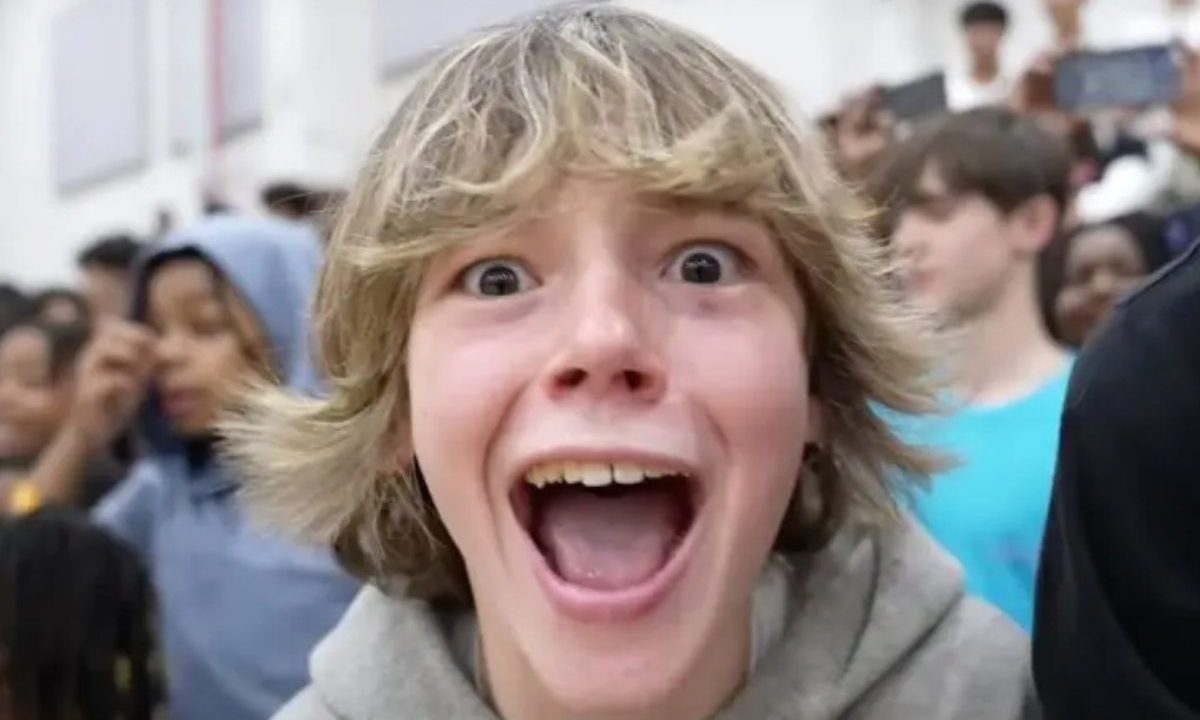 Foto de um garoto em uma arquibancada. Imagem ilustrativa para matéria explicando o que é o novo meme do TikTok "six-seven"