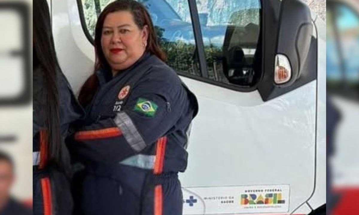 Na foto, a socorrista do Samu Lilian Batista de Souza, de 45 anos, que morreu enquanto atendia vítimas de um acidente. Ela usa um macacão do Samu e está encostada em uma ambulância