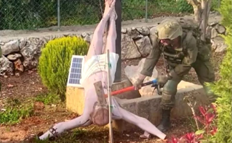 Soldado de Israel golpeando estátua de Jesus Cristo com um machado