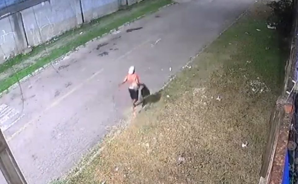 Foto registrada por cãmera de segurança mostra suspeito de tentar matar mulher com 22 facadas fugindo da casa dela no Uberaba