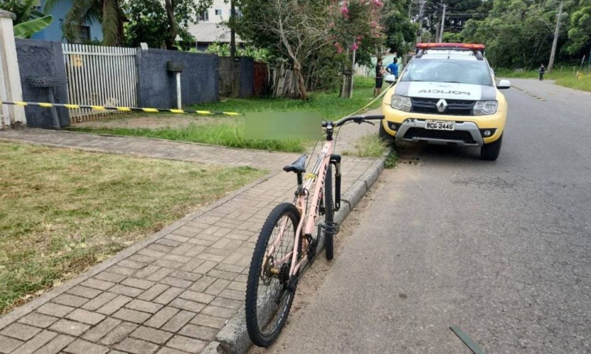 foto do local onde o ciclista foi morto. suspeito foi preso por tráfico de drogas e por matar o ciclista