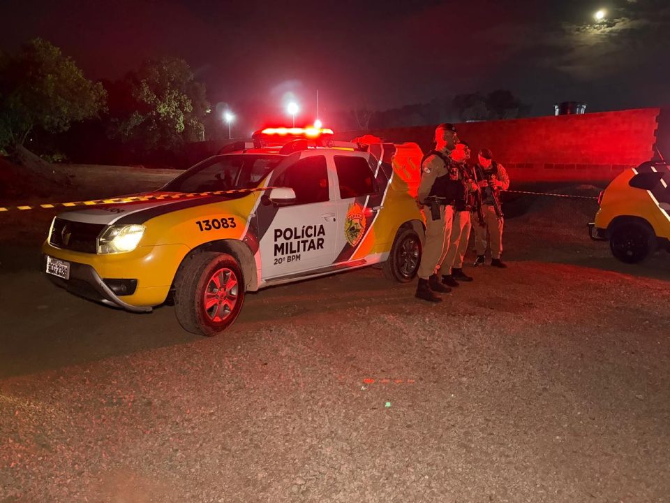 Viatura da Polícia Militar em atendimento a ocorrência de confronto no bairro Uberaba, em Curitiba