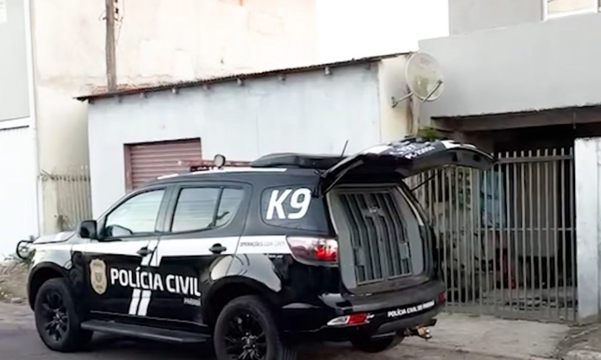 Foto mostra viatura na casa de suspeito preso em São José.