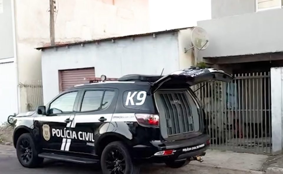 Foto mostra viatura na casa de suspeito preso em São José.