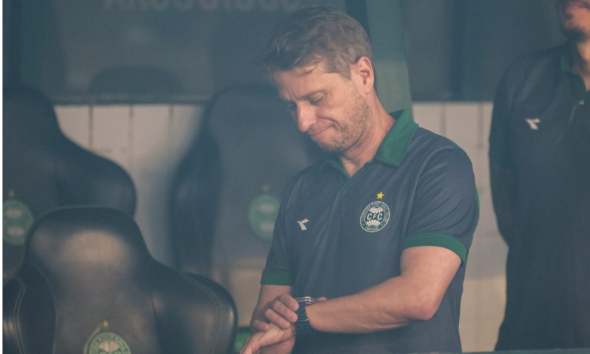 Foto do técnico Fernando Seabra, do Coritiba, em jogo contra o Vasco no Couto Pereira