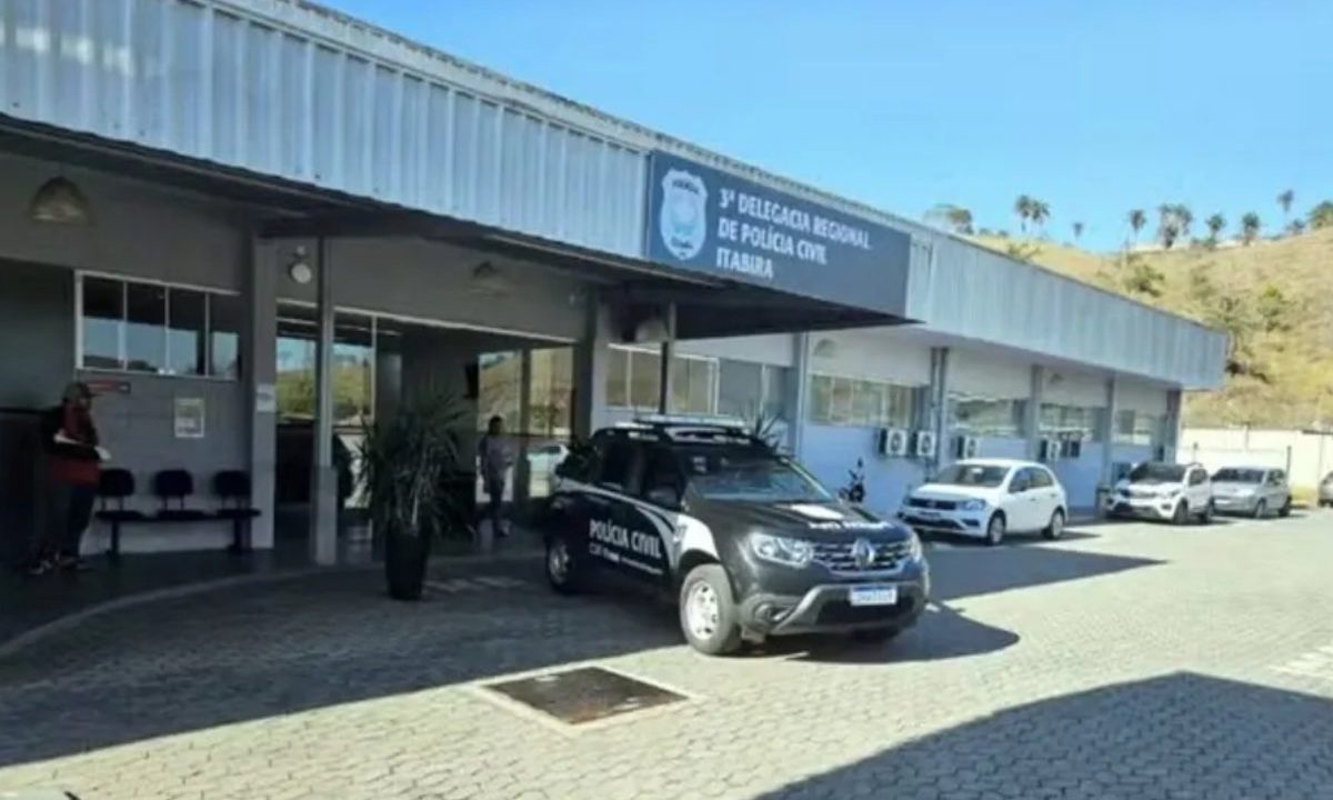 Imagem mostra delegacia onde policiais investigaram técnico indiciado por gravar pacientes em clínica.