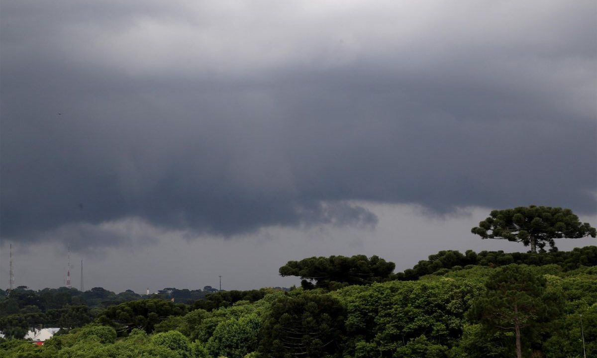 foto do céu cinza com nuvens para ilustrar frio e chuva fraca no tempo em Curitiba