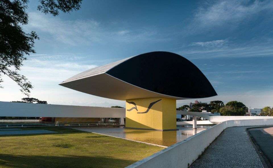 Imagem ilustrativa mostra o MON em Curitiba para a previsão do tempo em Curitiba nesta quarta-feira. Foto aparece o olho com céu azul ao fundo.
