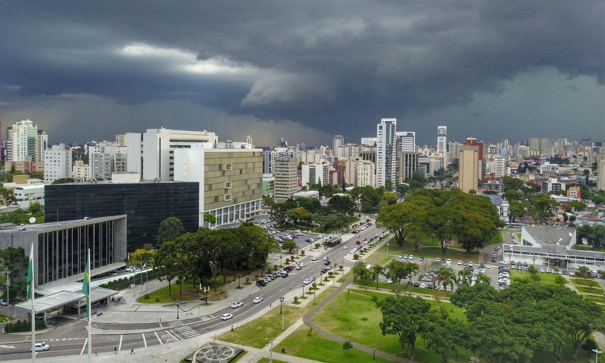 foto do céu encoberto de nuvens para ilustrar o tempo em Curitiba e baixas temperaturas