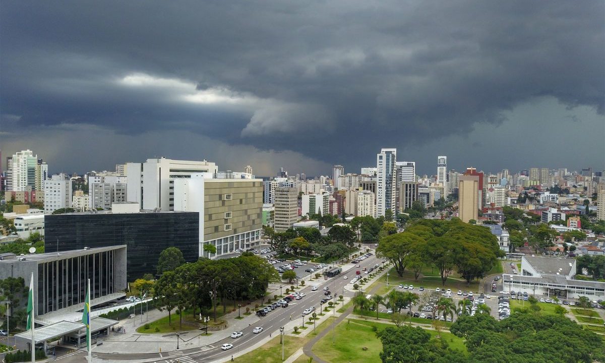 foto do céu cinza para ilustrar chegada de nova frente fria em curitiba, segundo a previsão do tempo