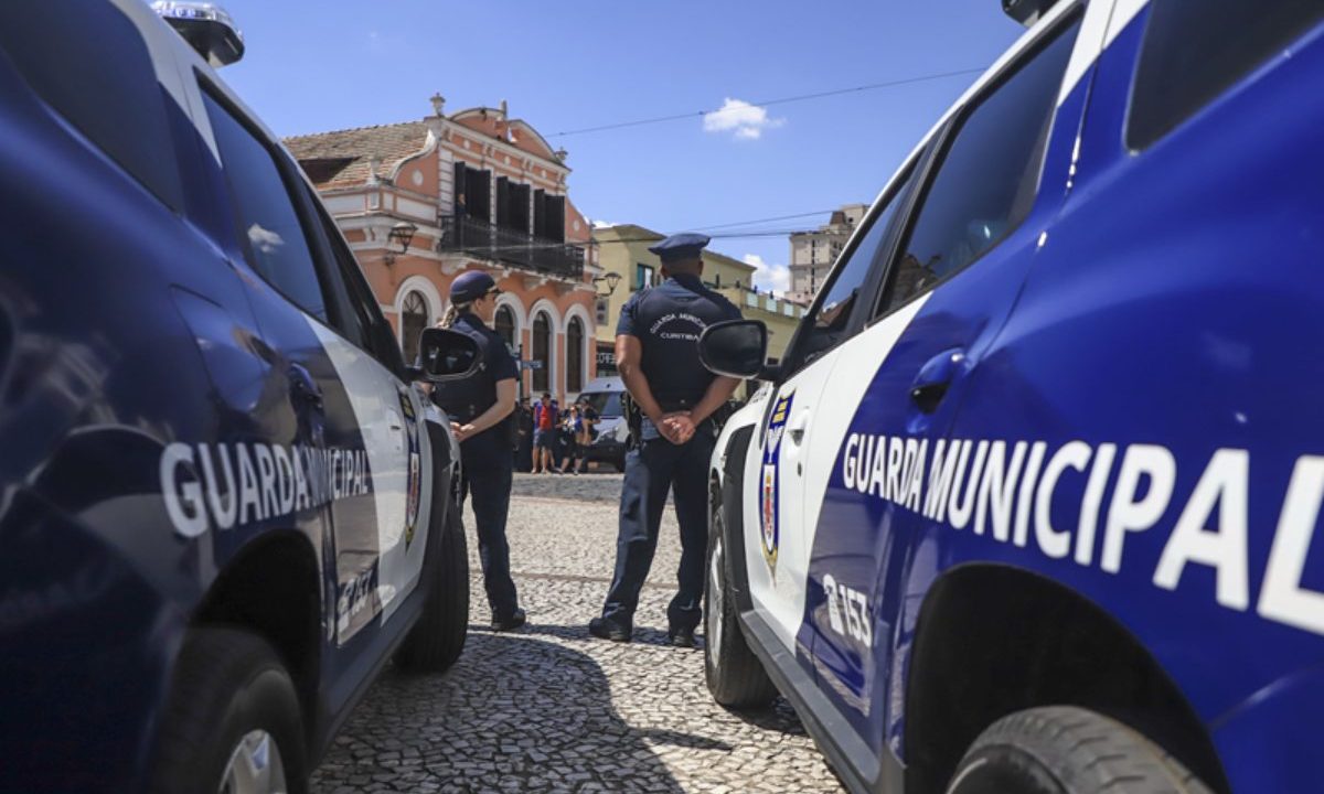 Guardas municipais de Curitiba durante operação; concurso Guarda Municipal Curitiba convoca para teste físico