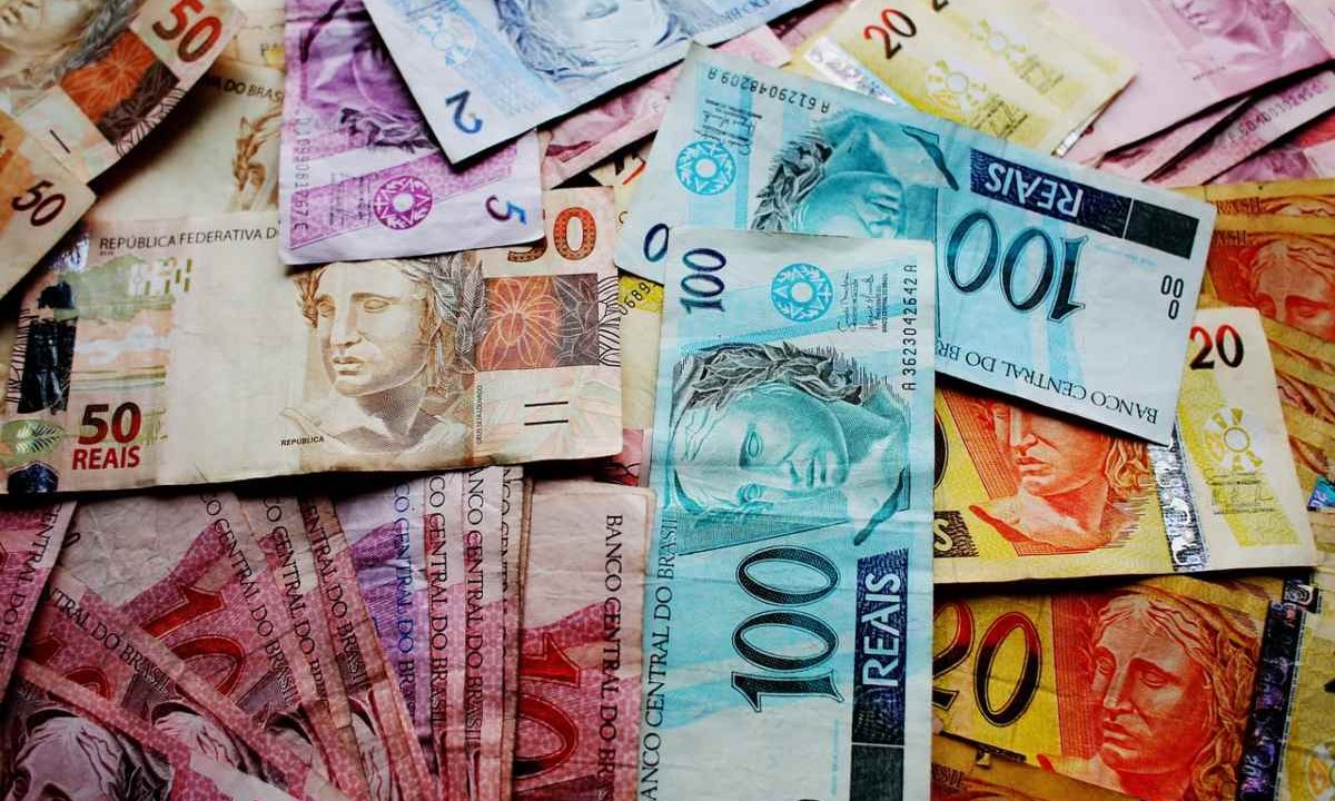 Dinheiro em quantidade para representar prêmio da Timemania 2386