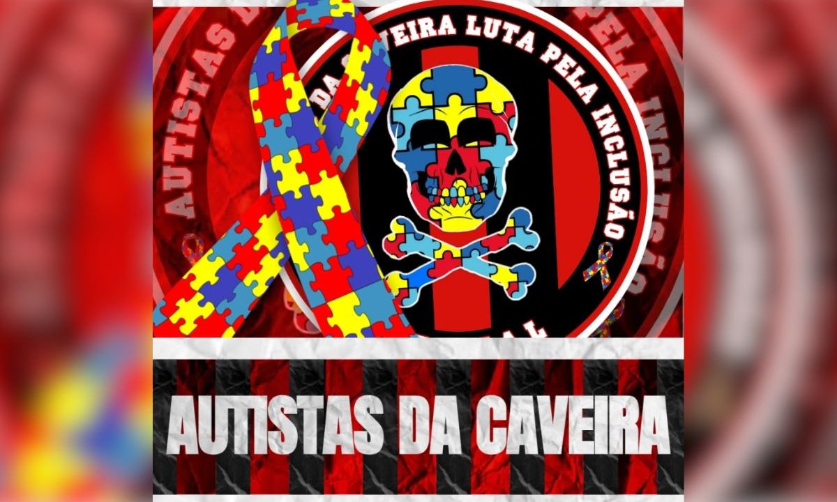 Arte da torcida Autistas da Caveira do Athletico com fundo nas cores vermelho e preto. No centro, há um escudo com uma caveira estilizada preenchida por peças de quebra-cabeça coloridas, símbolo associado ao autismo. Ao lado, aparece um laço grande com o mesmo padrão colorido. Na parte inferior da imagem, está escrito “Autistas da Caveira” em destaque.