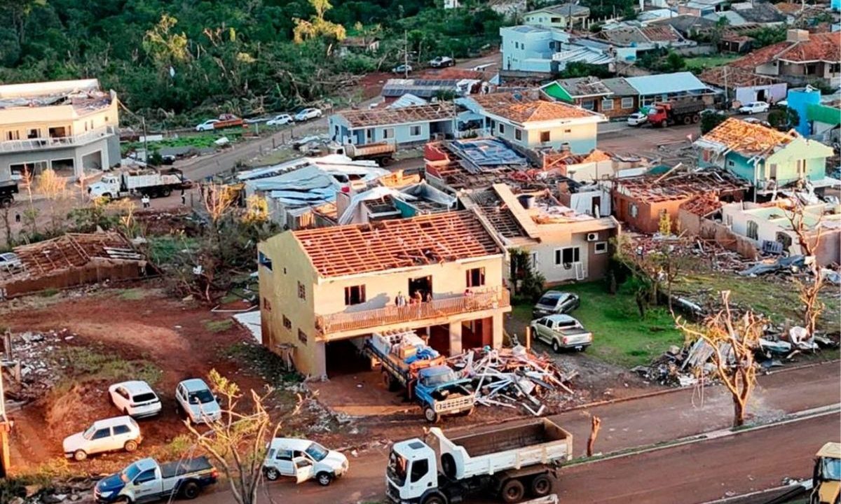 Governo do Paraná enviou projeto de lei à Alep que ajuda financeiramente empresas afetadas por tornado em Rio Bonito do Iguaçu. A imagem mostra a cidade destruída após tornado, em 2025.