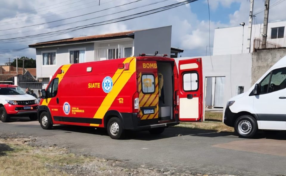 Ambulância do Corpo de Bombeiros em frente ao local onde trabalhador caiu de telhado no bairro Lindóia, em Curitiba.