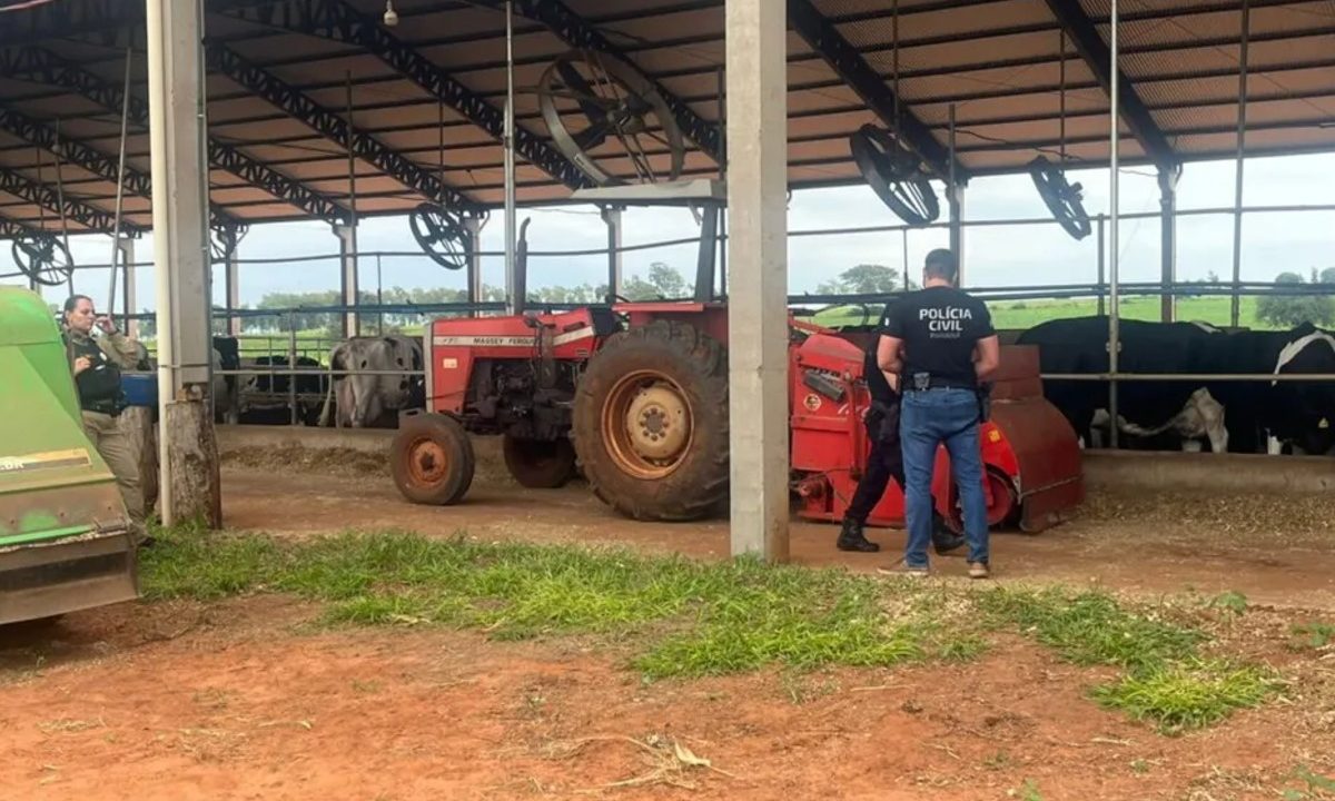 Foto mostra policiais civis próximo à máquina de ração que triturou trabalhador de 59 anos no Paraná