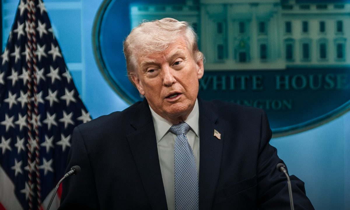 Foto de Trump em discurso na Casa Branca; o presidente afirmou recentemente que encontrou documentos sobre OVNIs e que vai liberá-los ao público.