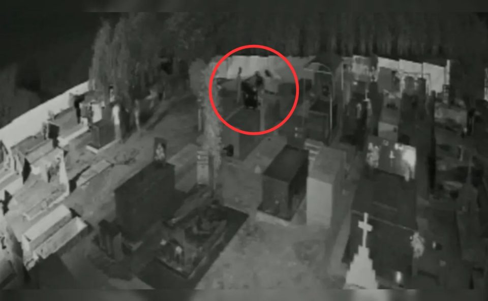 Imagem de uma câmera de segurança de momento em que túmulos são violados