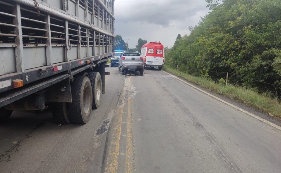 Foto mostra caminhonete Fiat Toro parada ao lado de ambulância e próximo a um caminhão em uma rodovia. Ultrapassagem em local proibido provocou colisão entre três veículos