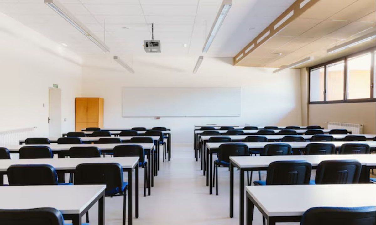 A imagem mostra uma sala de aula vazia, representando as mais de 17 meninas que denunciaram abuso sexual em uma universidade no Paraná