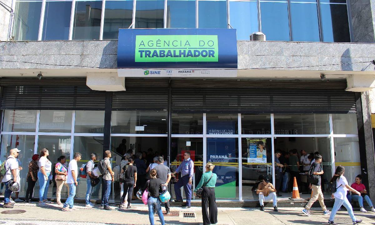 Foto mostra frente da agência do trabalhador de Curitiba