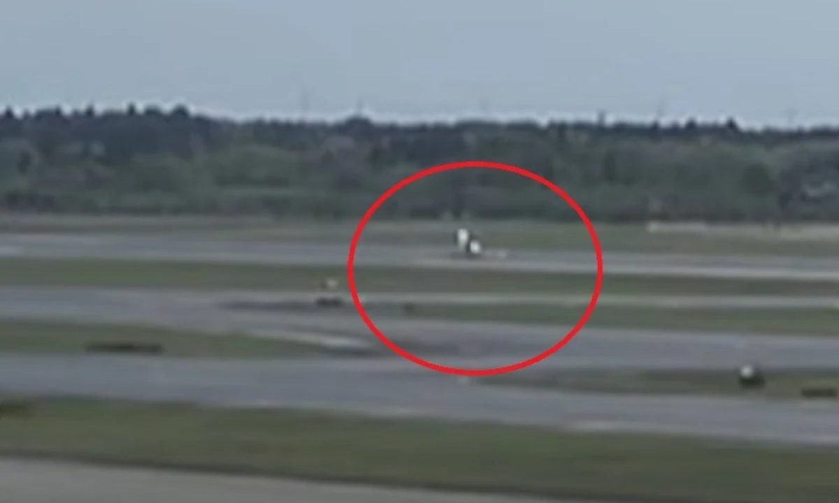 Imagem mostra um avião saindo para fora da pista no Aeroporto de Narita. Incidente aconteceu por causa dos fortes ventos na região. Um círculo vermelho mostra a situação.