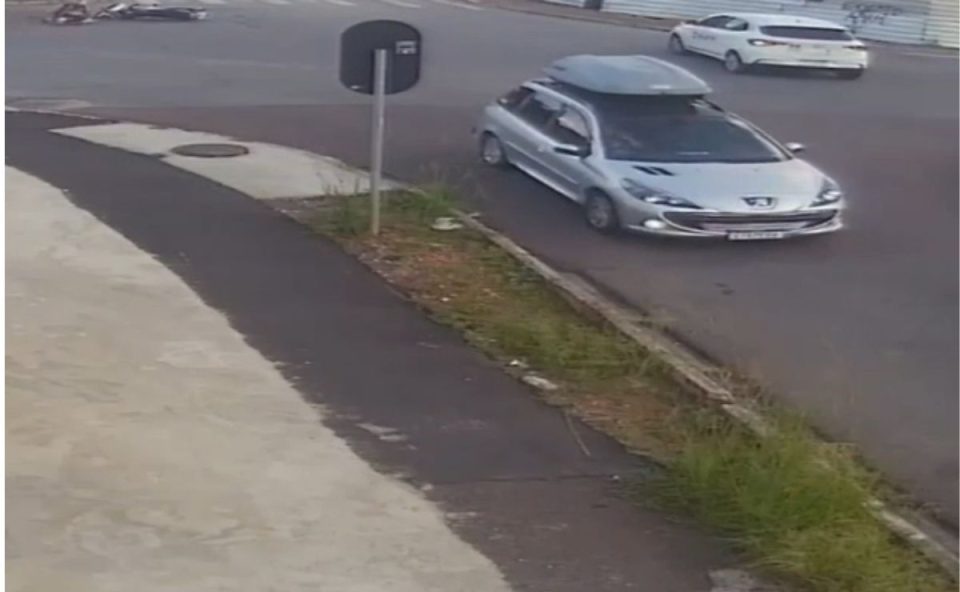 Momento exato de acidente entre moto e carro em cruzamento no bairro Portão, em Curitiba