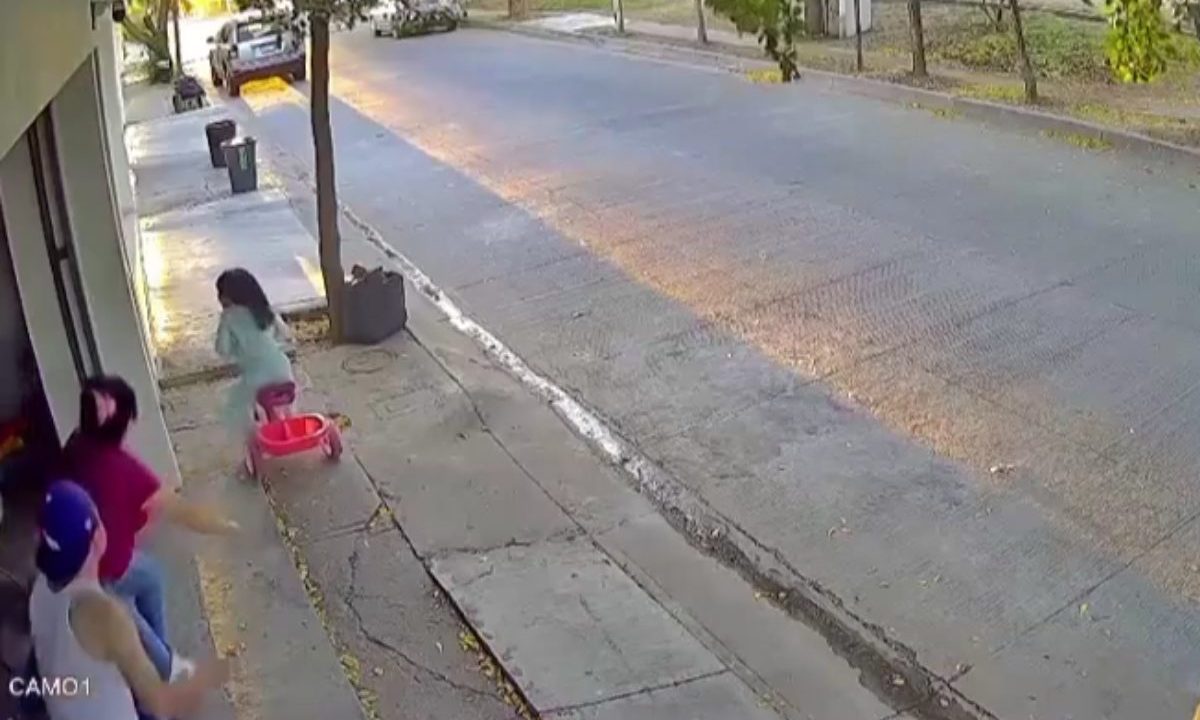 Imagens de um vídeo mostram agente de trânsito assassinado a tiros.