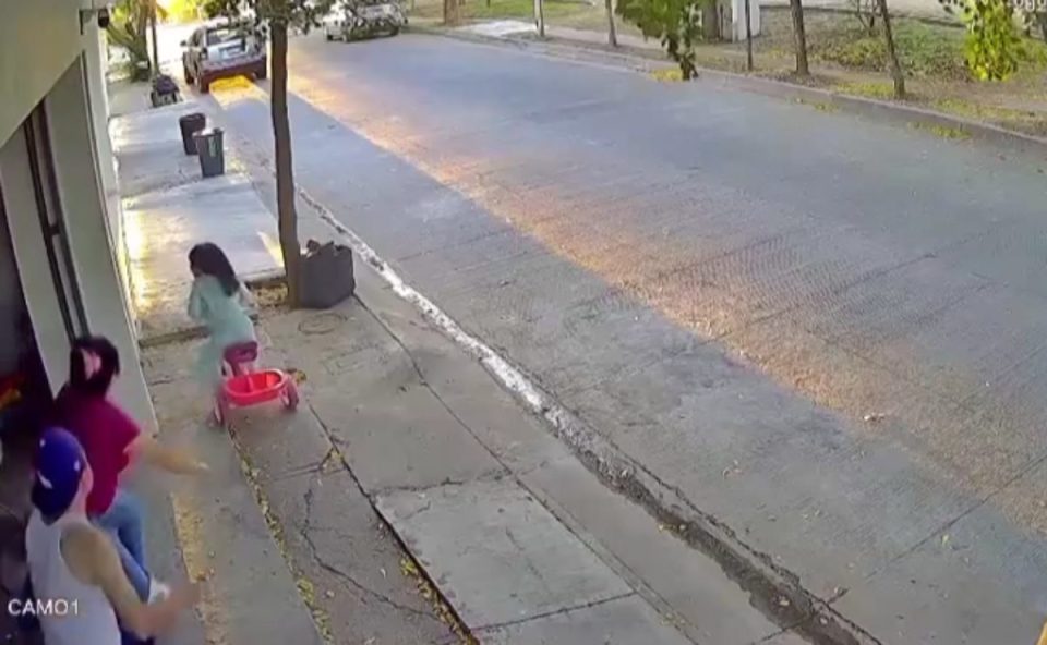 Imagens de um vídeo mostram agente de trânsito assassinado a tiros.