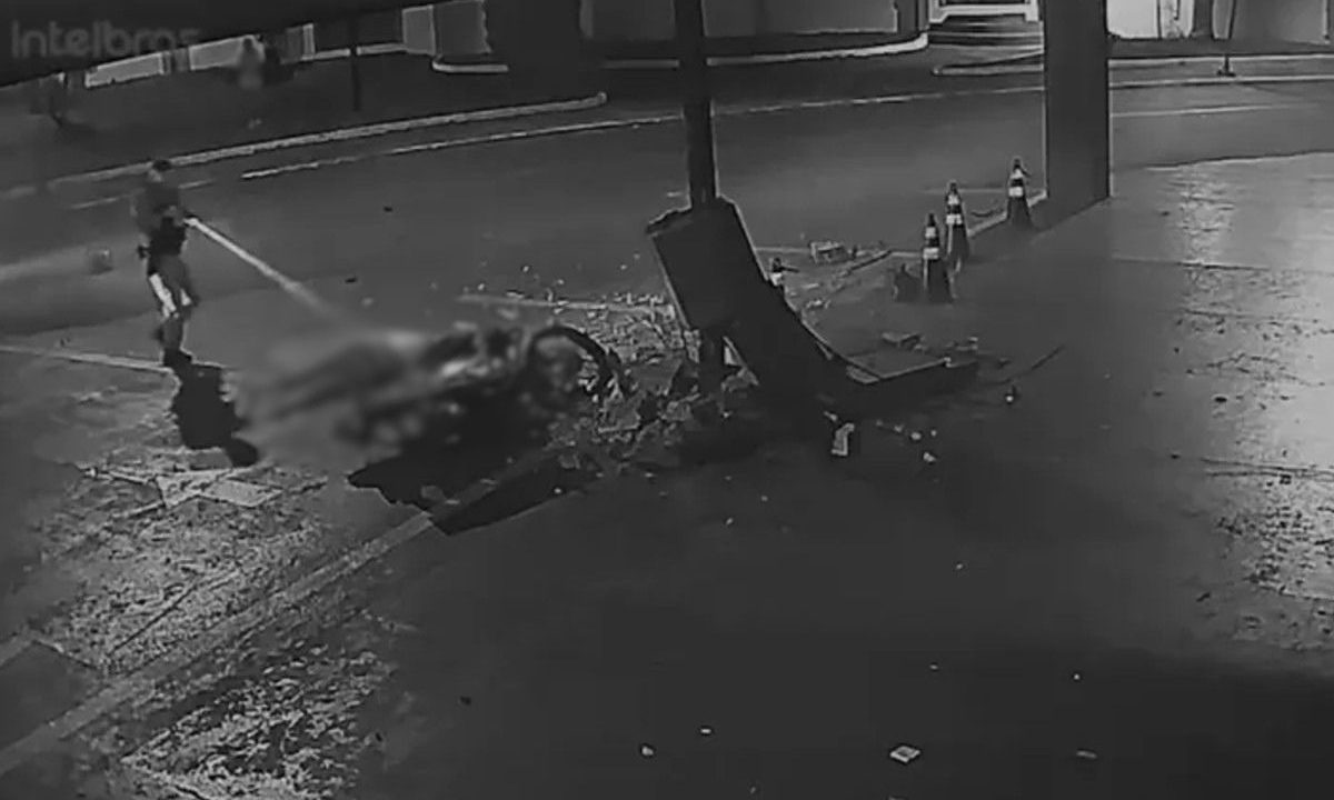 Captura de um trecho de um vídeo que flagrou um grave acidente envolvendo uma moto durante uma fuga da Polícia Militar em Faxinal, no Paraná.