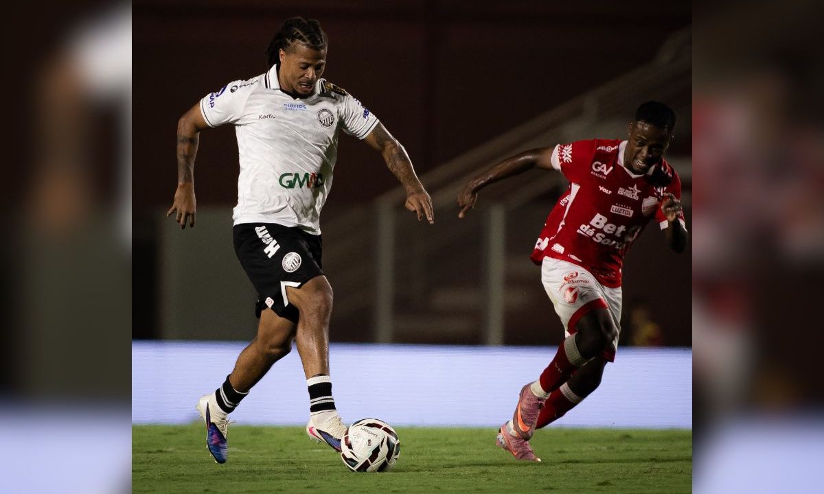 Berto, atacante do Operário, conduz a bola durante partida contra o Vila Nova no OBA; jogador denunciou caso de racismo após o jogo.