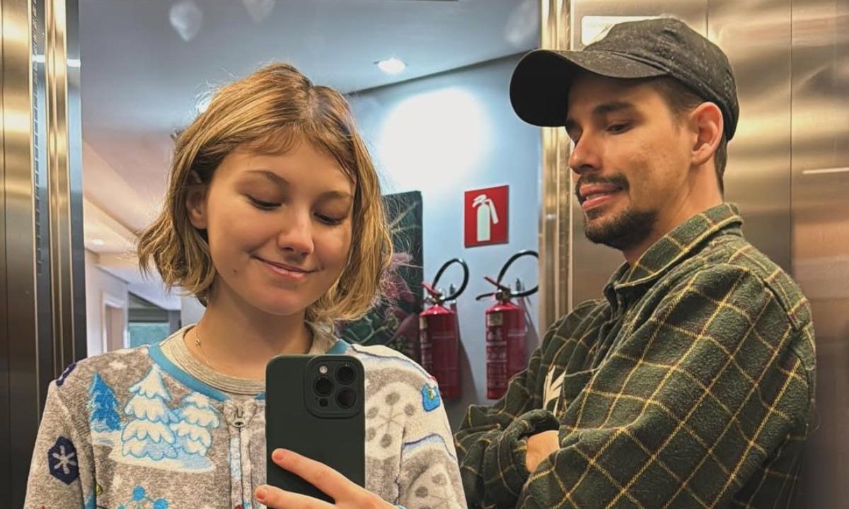 Foto de Lucas Borbas, viúvo de Isabel Veloso, ao lado da influencer em elevador