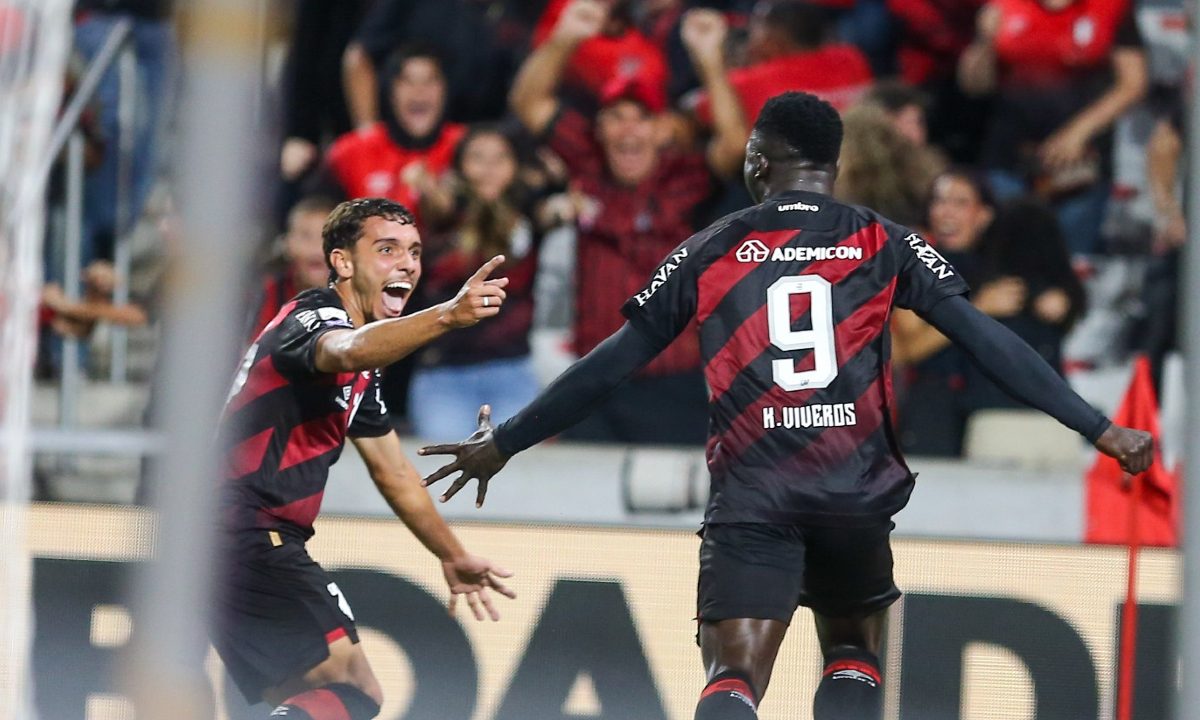 Foto de Viveros e Chiqueti comemorando a vitória do Athletico na Arena da Baixada