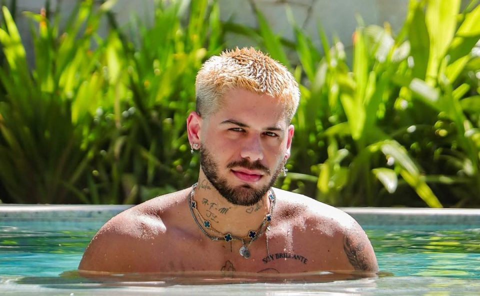 Foto de Zé Felipe em piscina; artista anunciou venda da mansão