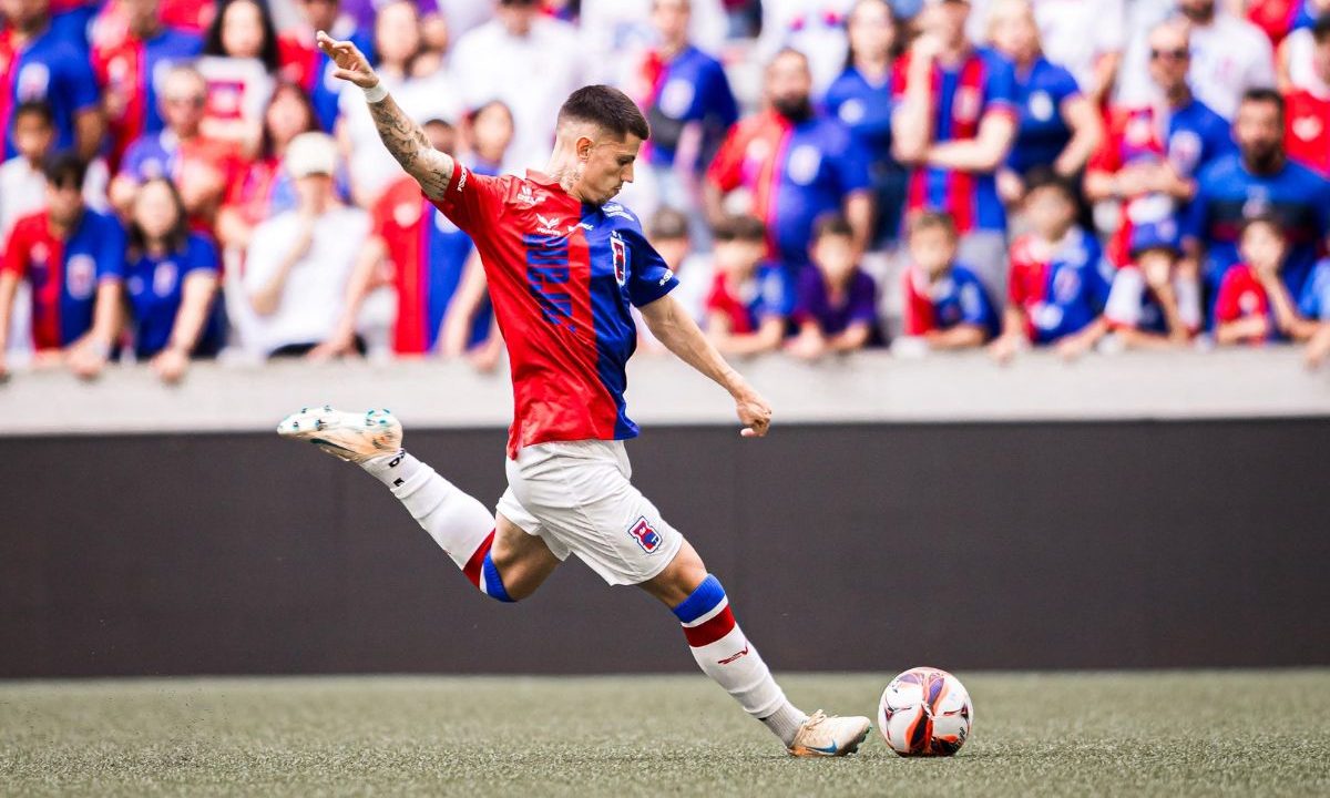 Jogador do Paraná Clube finaliza jogada em partida da Segundona do Campeonato Paranaense na Arena da Baixada