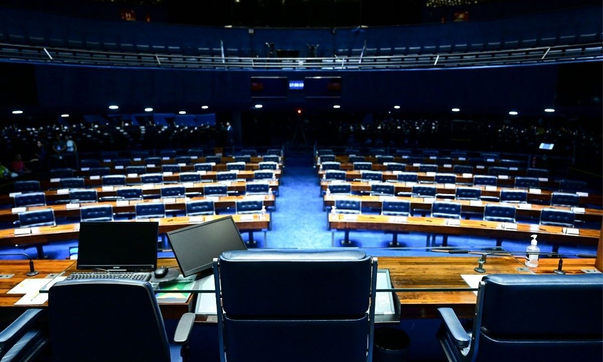 Visão do plenário do Senado Federal com cadeiras azuis vazias, ilustrando a disputa eleitoral revelada pelo levantamento Paraná Pesquisas de maio.