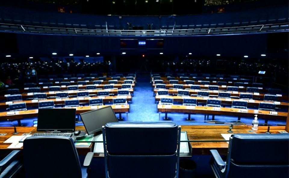 Visão do plenário do Senado Federal com cadeiras azuis vazias, ilustrando a disputa eleitoral revelada pelo levantamento Paraná Pesquisas de maio.
