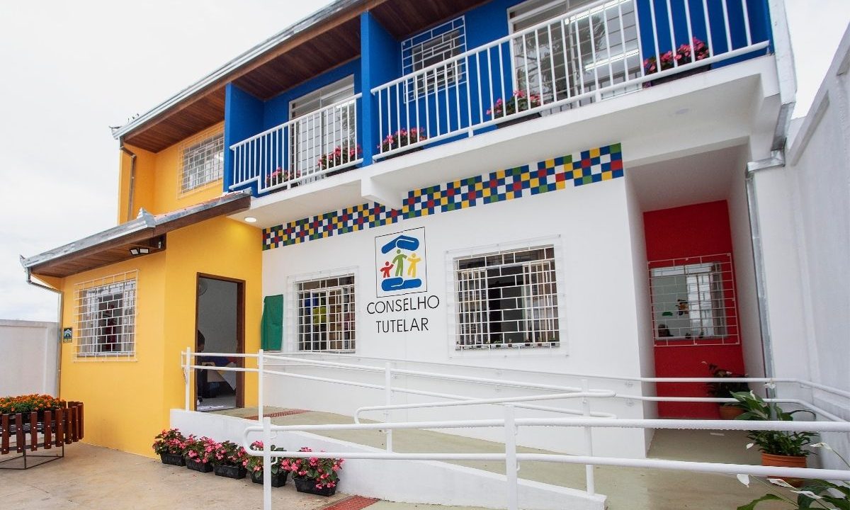 Fachada de uma unidade do Conselho Tutelar com rampa de acessibilidade, ilustrando a aprovação do vale-alimentação para conselheiros tutelares.