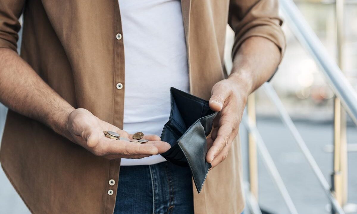 Homem sem dinheiro no bolso, como pode ficar pessoa devendo que terá valores travados pelo banco
